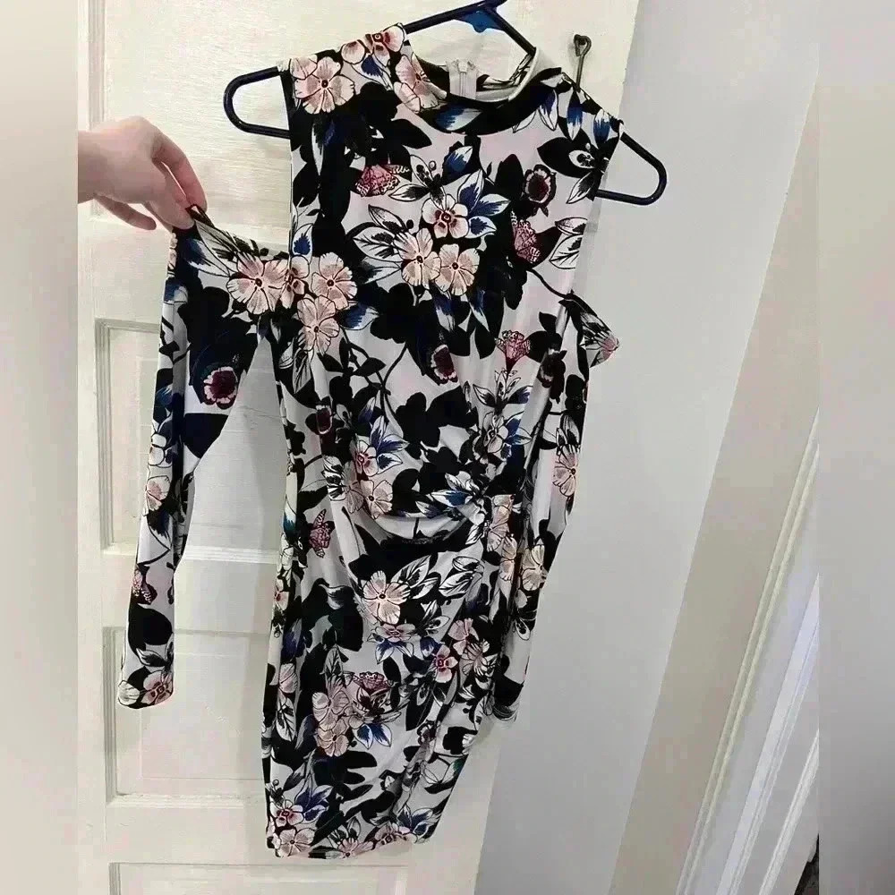 GUESS off the shoulder floral dress NWT brand new‎